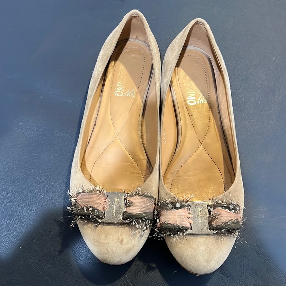 Woman’s taupe Ferragamo Varina ballet flat size 6.5